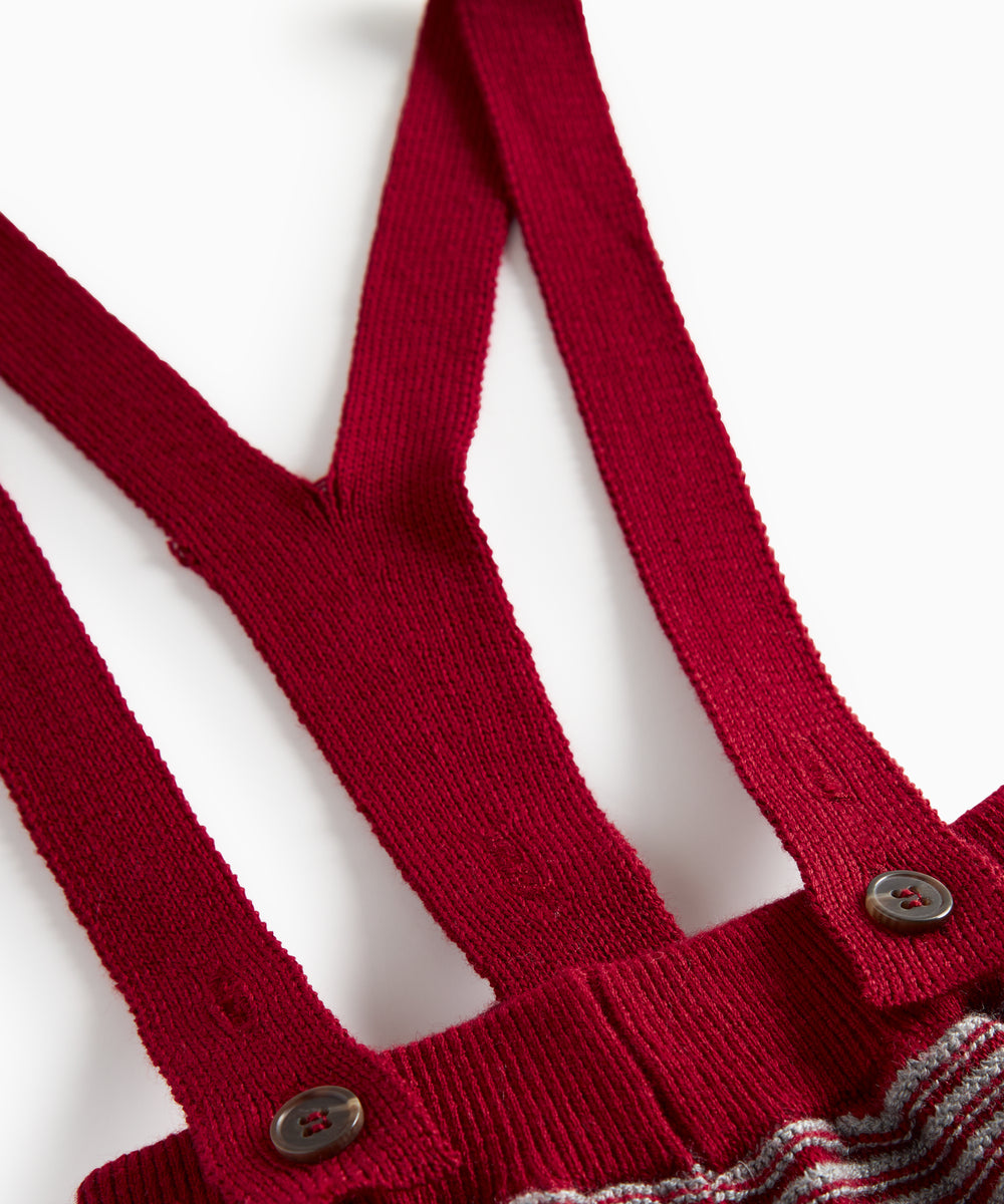 Strikkede bukser med røde og grå striber og seler til baby