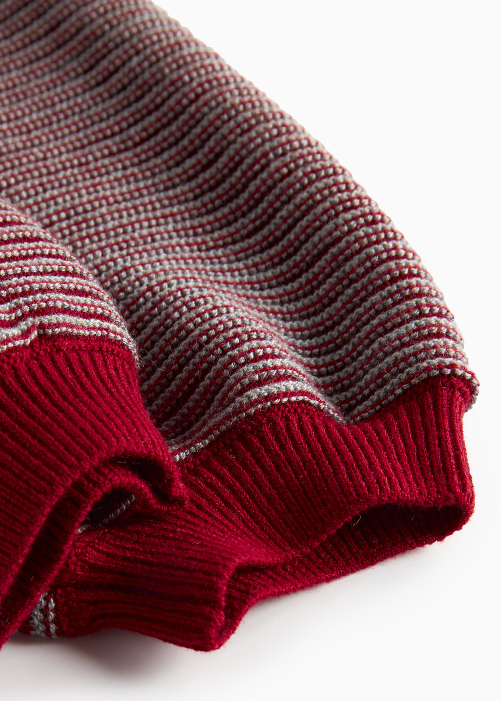 Strikkede bukser med røde og grå striber og seler til baby