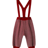 Strikkede bukser med røde og grå striber og seler til baby
