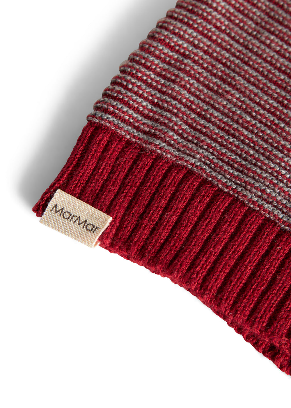 Strikket nissehue med røde og grå striber og kvast til børn