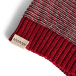 Strikket nissehue med røde og grå striber og kvast til børn