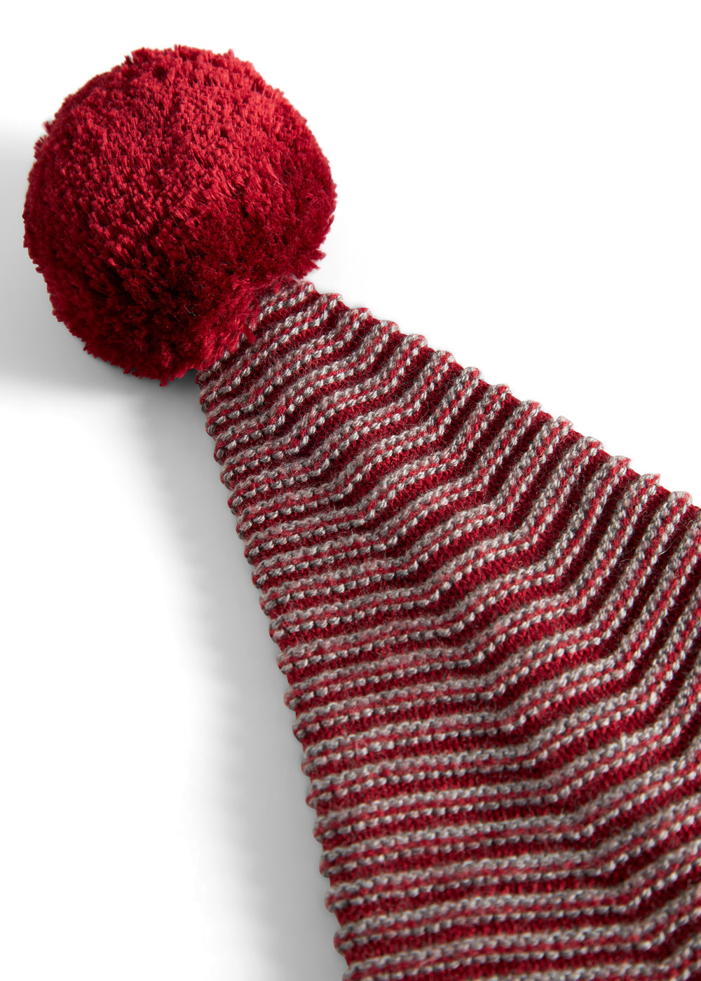 Strikket nissehue med røde og grå striber og kvast til børn