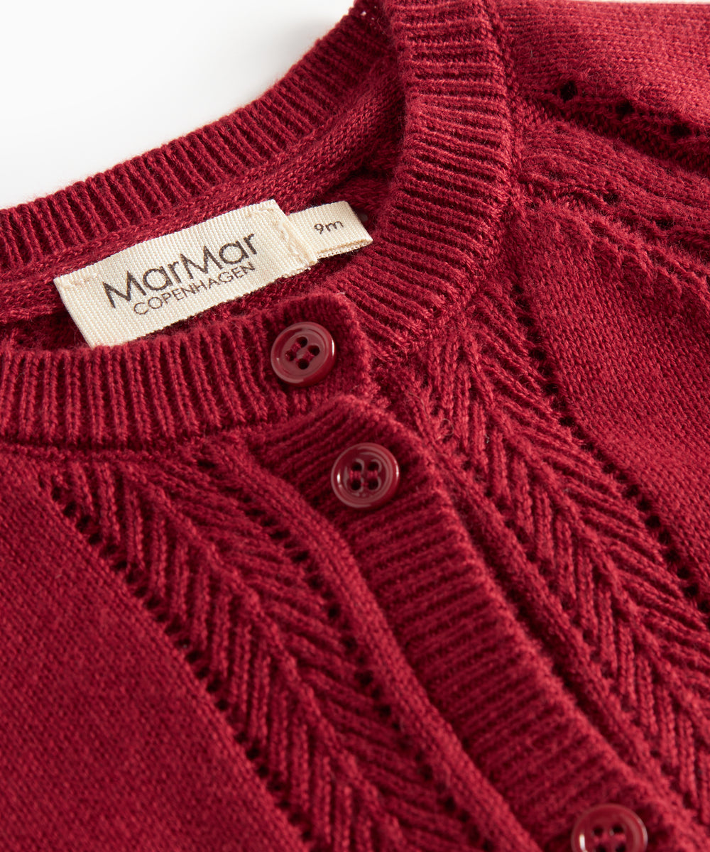 Rød cardigan med fine hulmønstre og ribkanter til baby