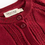 Rød cardigan med fine hulmønstre og ribkanter til baby