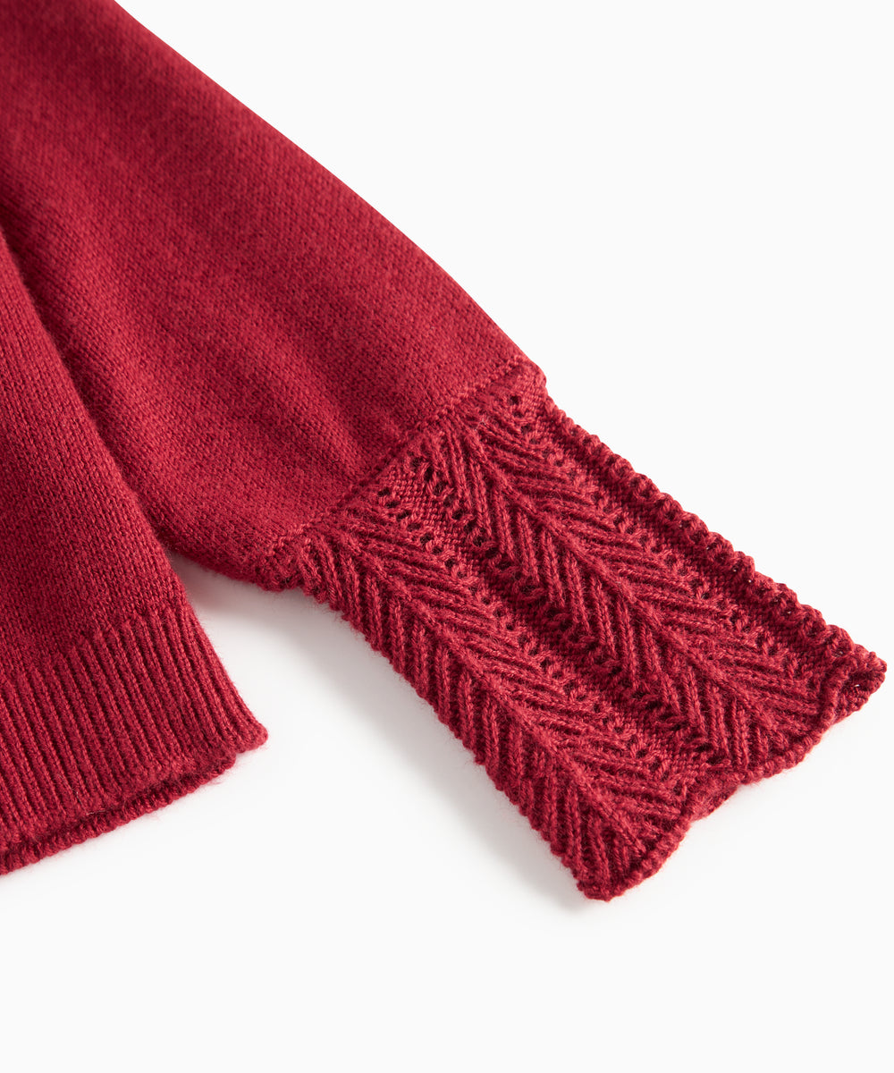 Rød cardigan med fine hulmønstre og ribkanter til baby