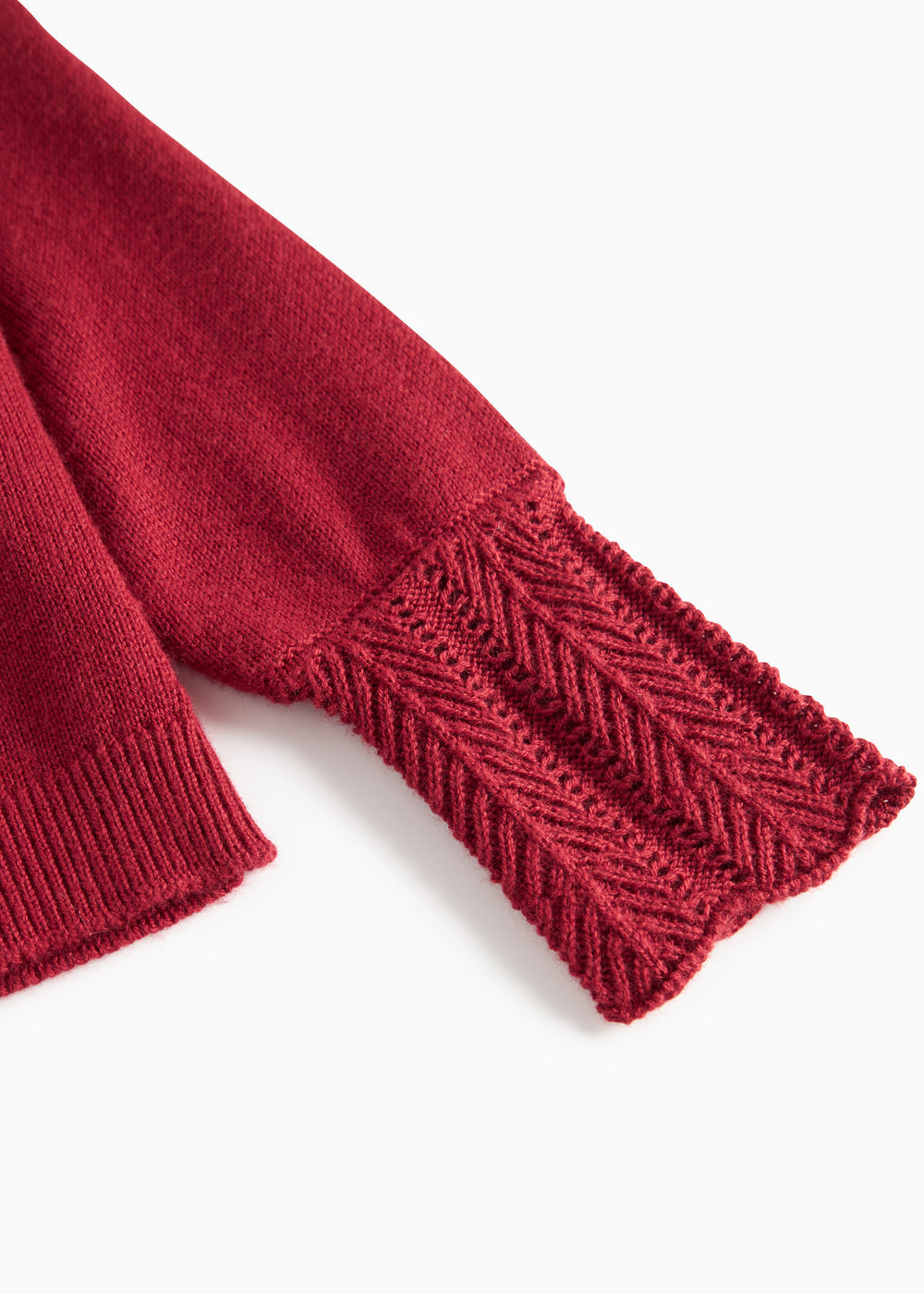 Rød cardigan med fine hulmønstre og ribkanter til baby