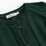 Mørkegrøn strikket cardigan med hulmønster og ribkanter til baby
