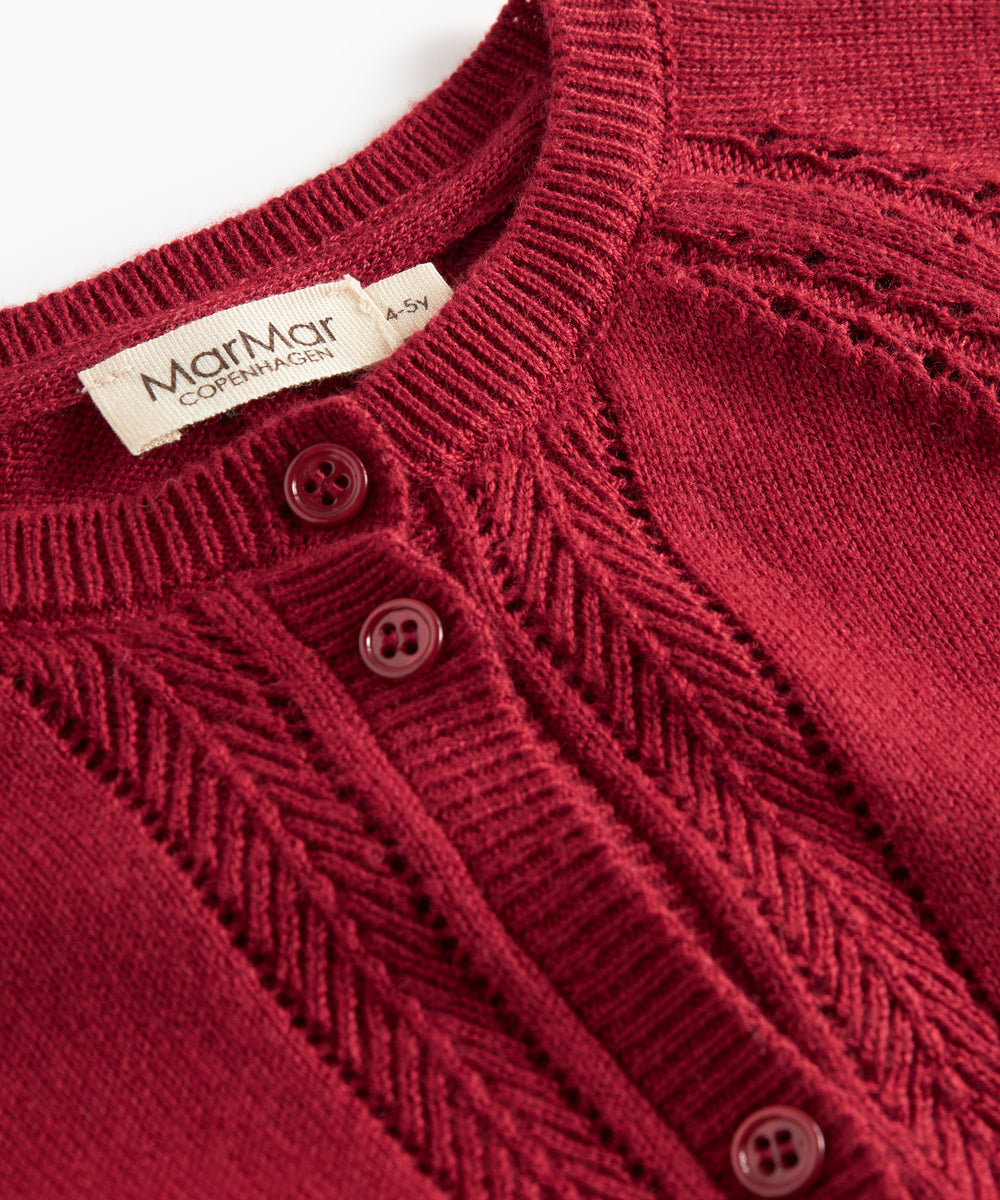 Rød julecardigan med fine hulmønstre og ribkanter til børn