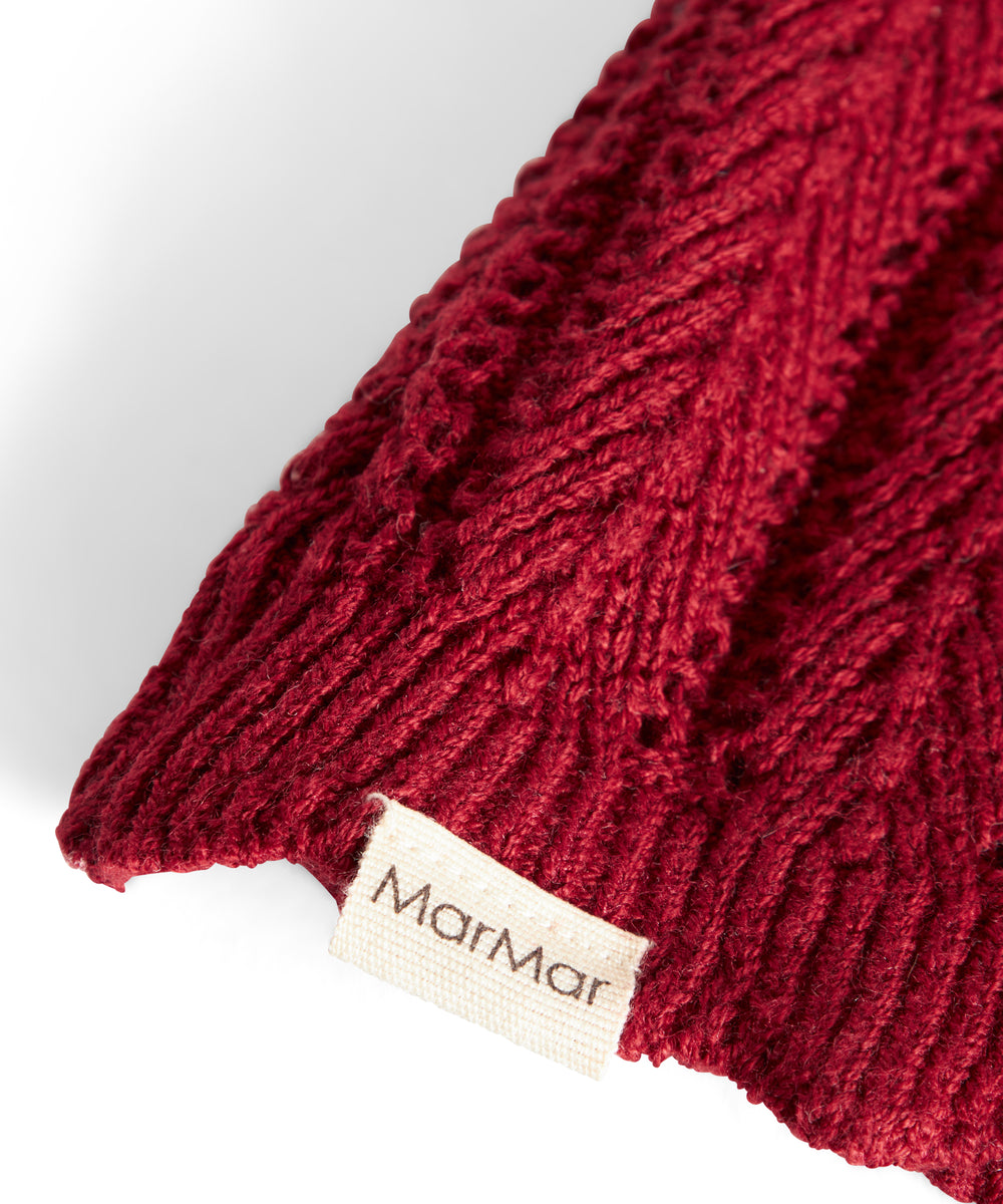 Rød strikket nissehue med kvast til baby