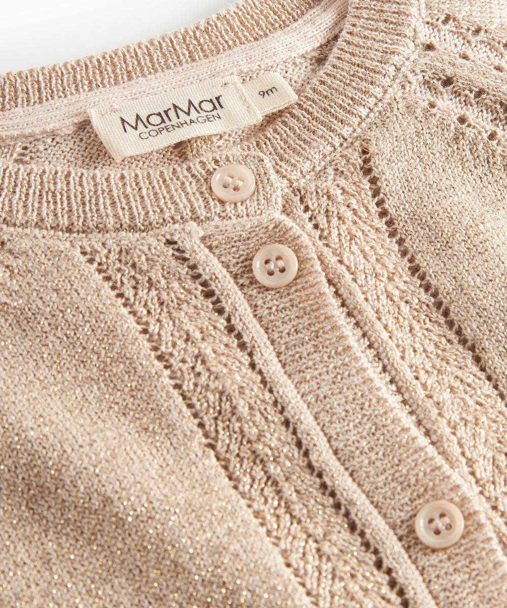 Beige cardigan med guldglimmer og fine ribdetaljer til baby