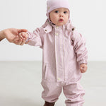 aby iført lyserød stribet regndragt med hætte og matchende hue