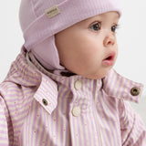 aby iført lyserød stribet regndragt med hætte og matchende hue