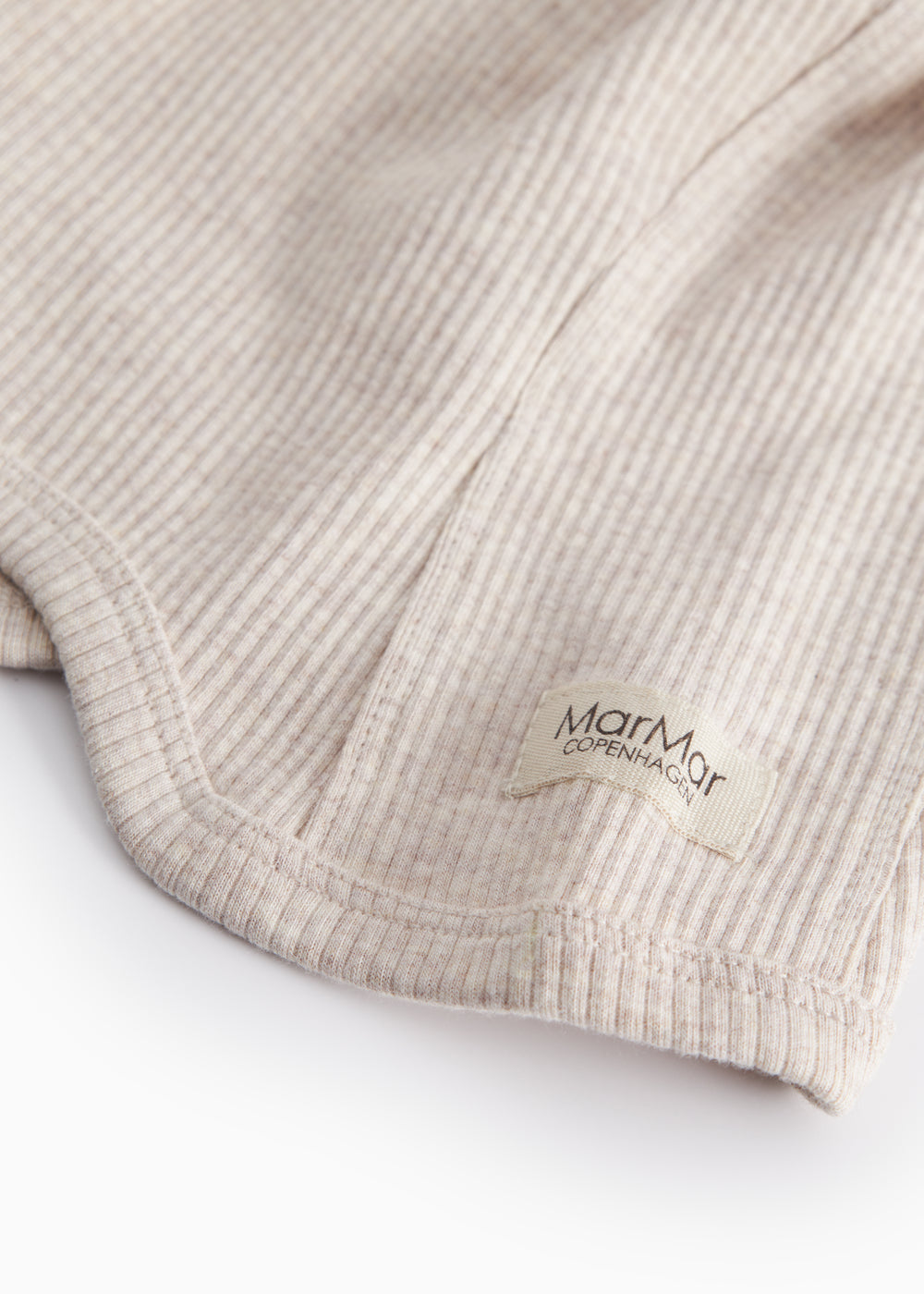 Beige strikket elefanthue til baby