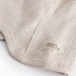 Beige strikket elefanthue til baby