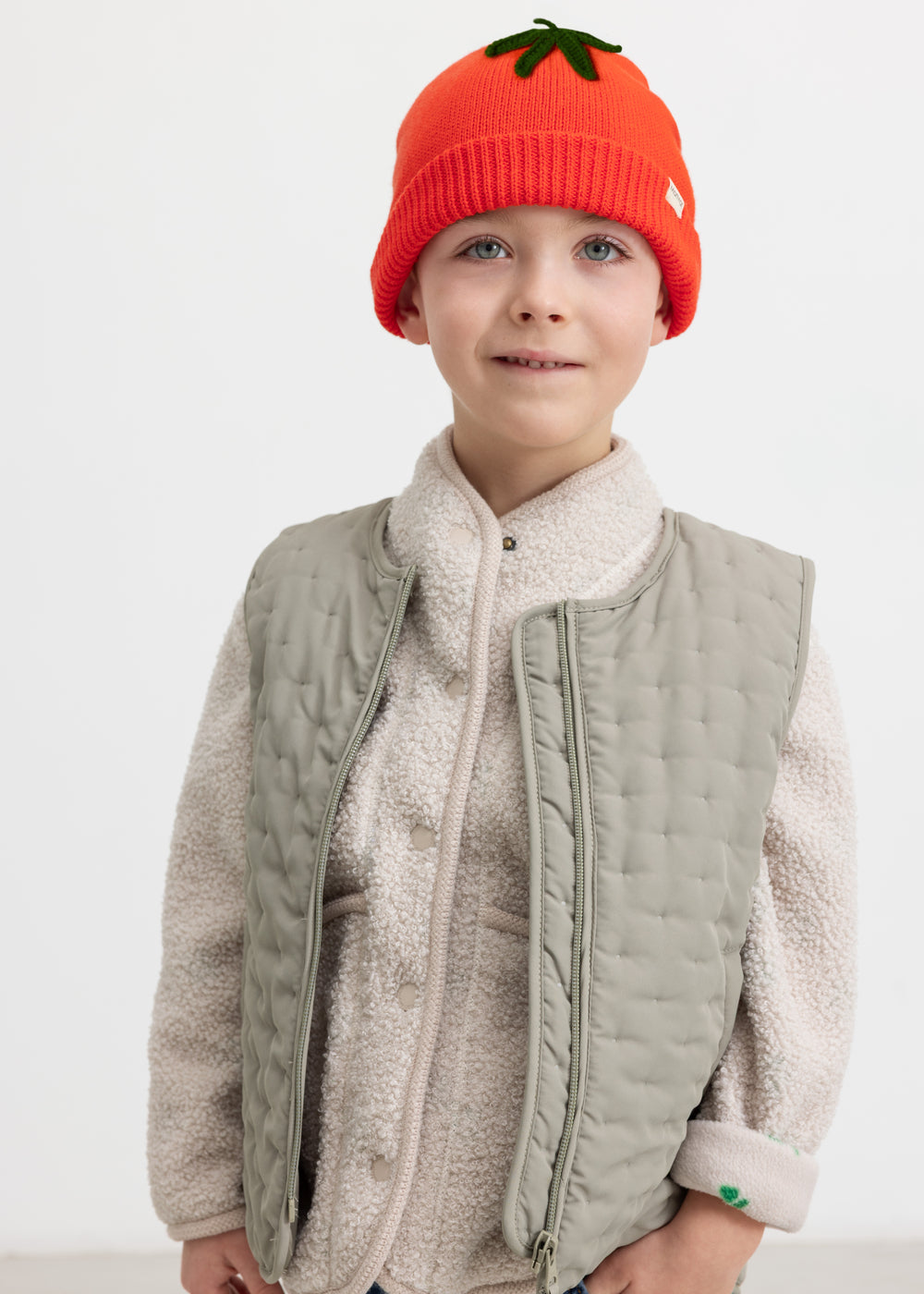 Rød strikhue båret af barn