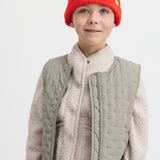 Rød strikhue båret af barn