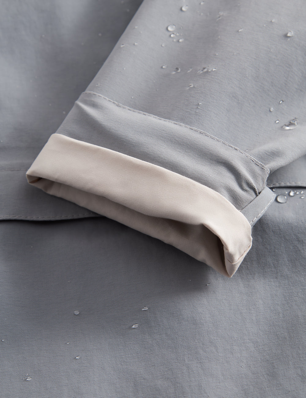 Grå overgangsjakke med hætte, lynlås og lommer til baby