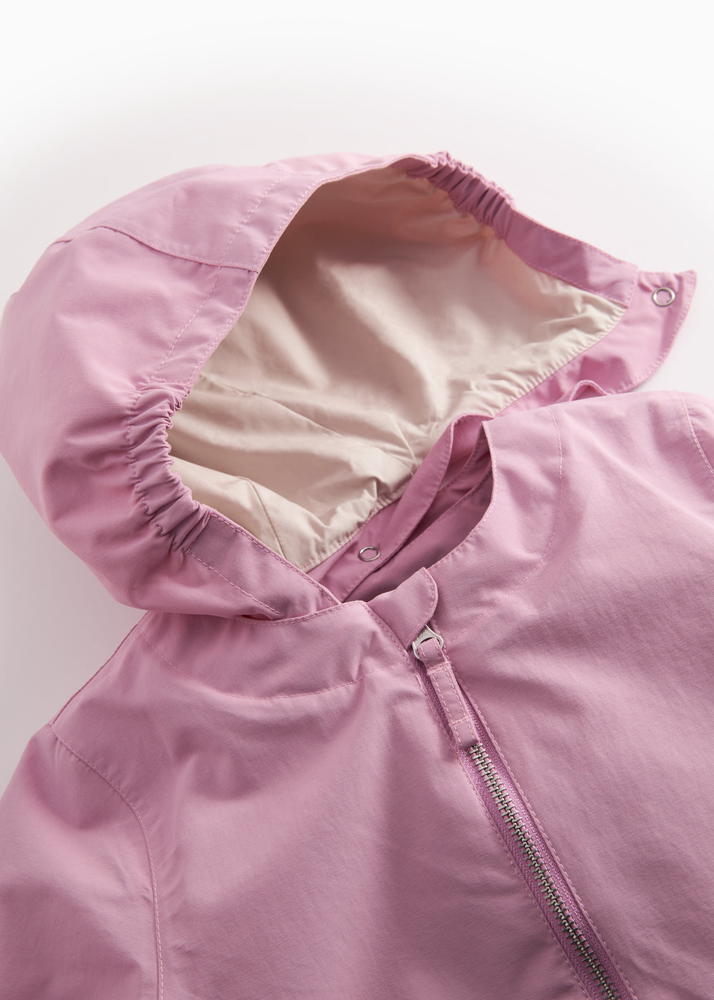 Lyserød overgangsjakke med hætte, lommer og knapper