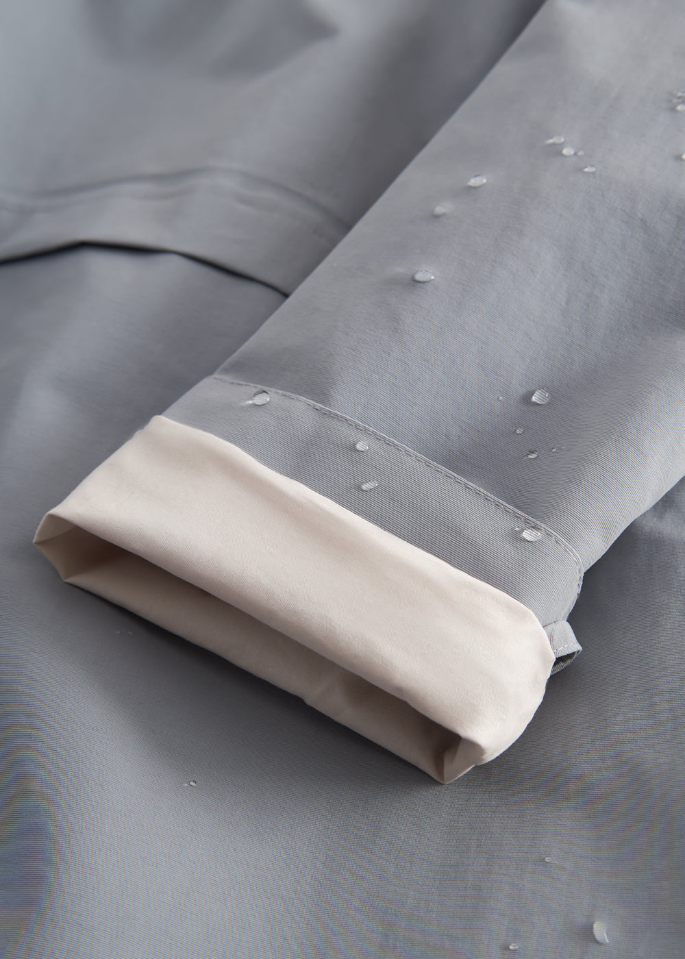 Grå overgangsjakke med hætte og lommer til børn