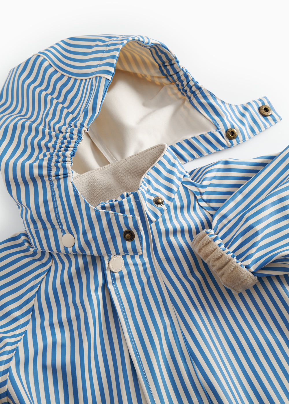 Blå stribet regndragt med hætte og fodstropper til baby