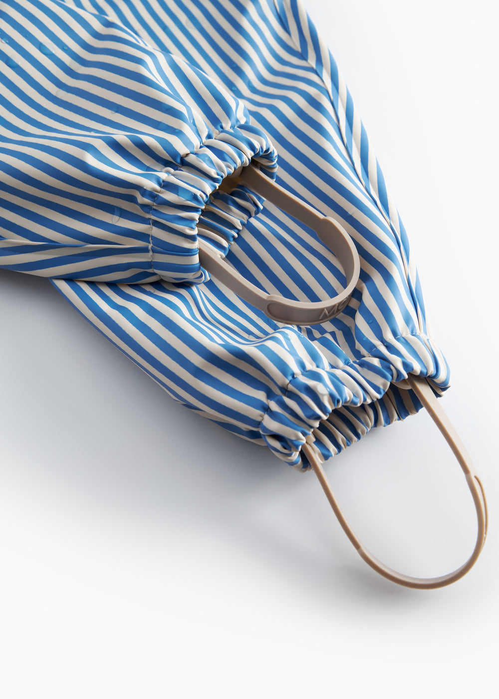 Blå stribet regndragt med hætte og fodstropper til baby