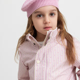 Barn iført lyserød stribet regnjakke og matchende hue