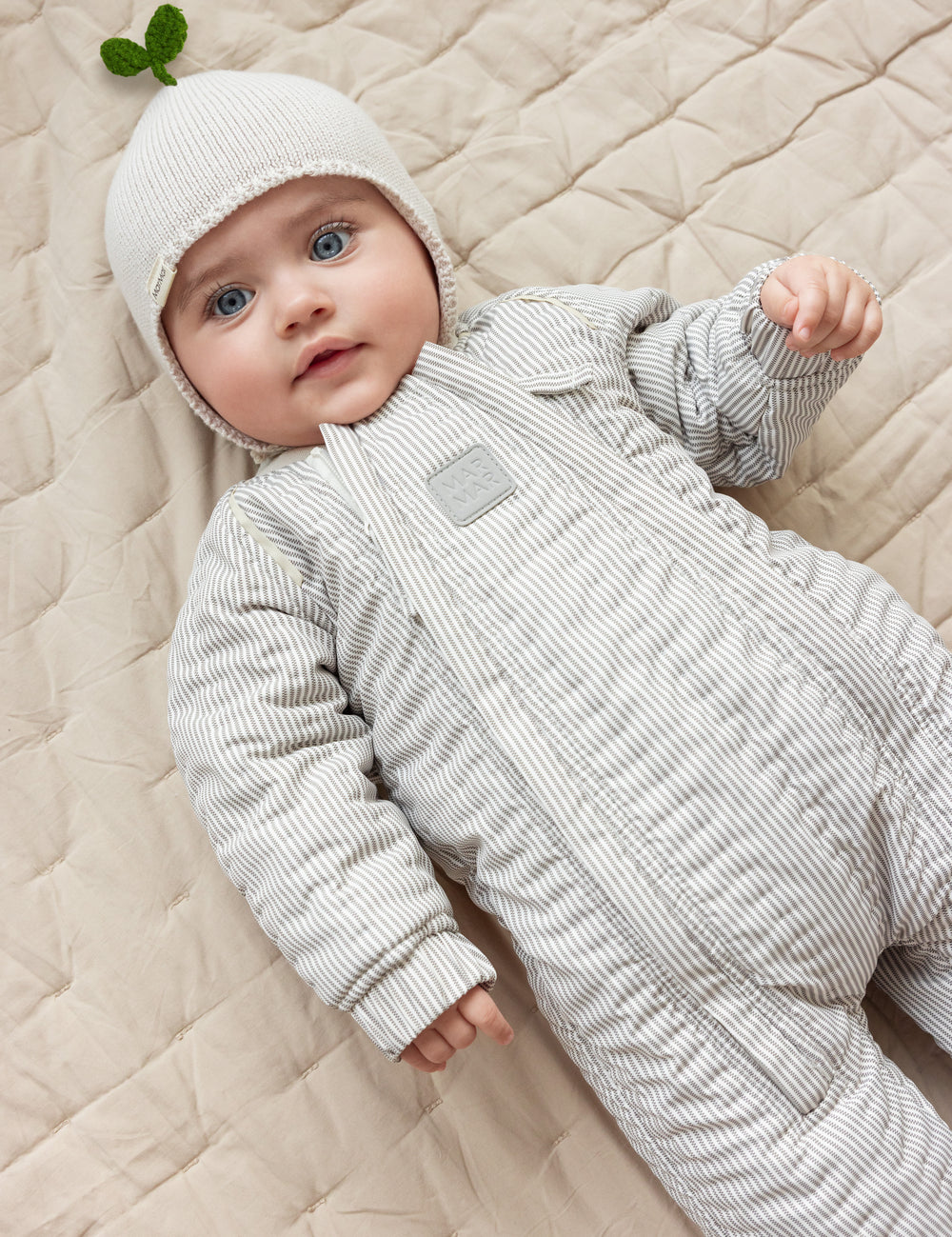 Baby i thermo heldragt med matchende strikket hue