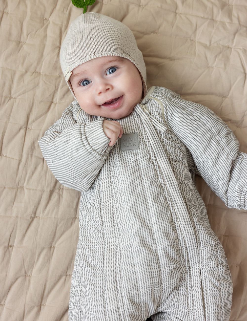 Baby i thermo heldragt med matchende strikket hue