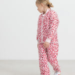 Barn iført lyserøde termobukser og jakke med leopardprint