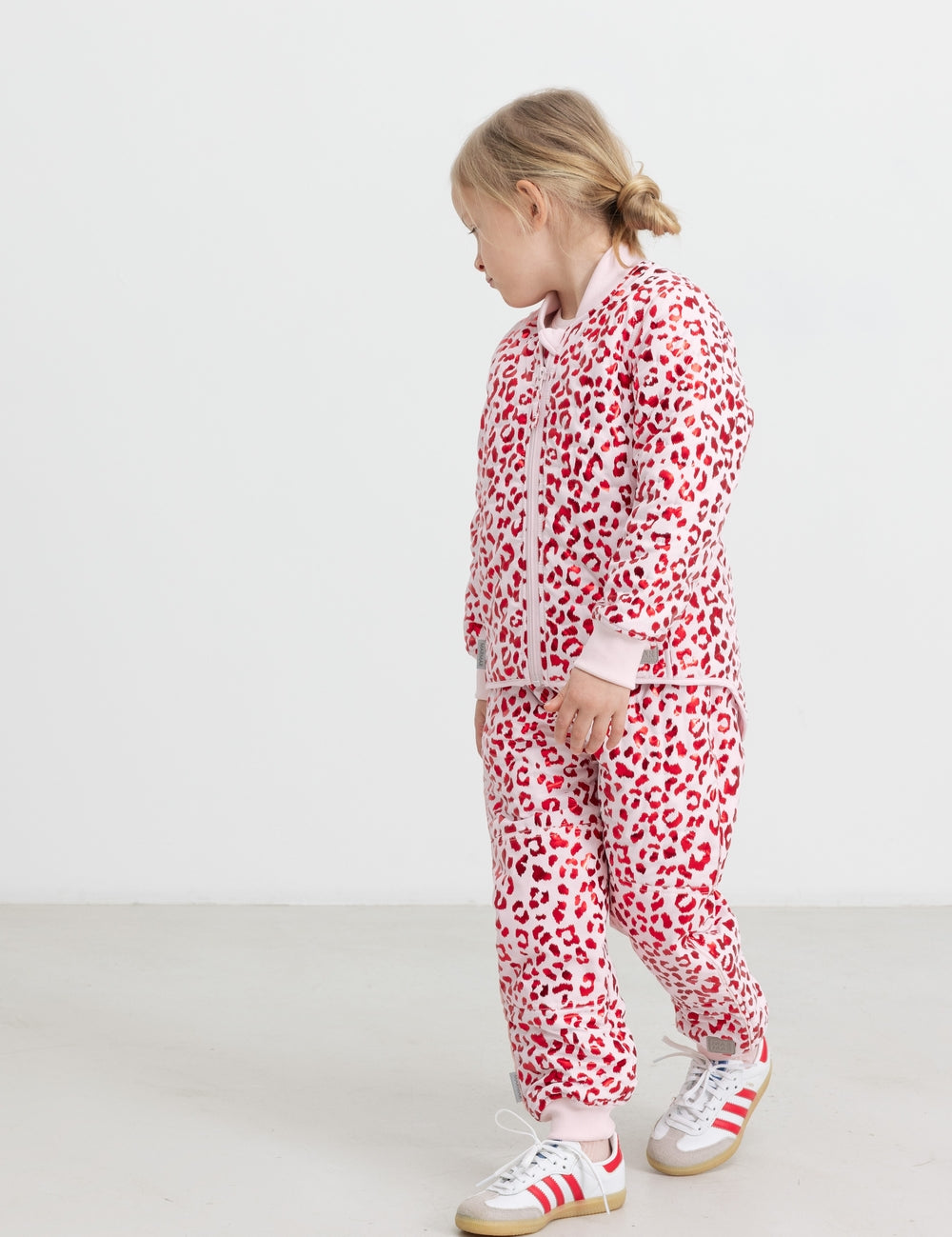 Barn iført lyserød termo jakke og bukser med leopardprint