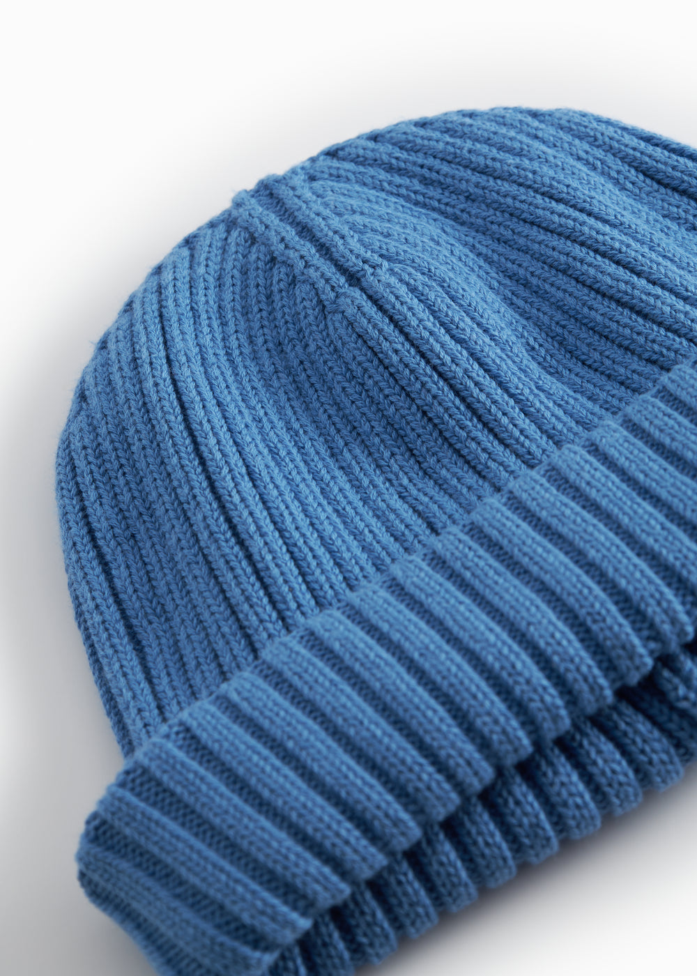 Blå ribstrikket hue til barn