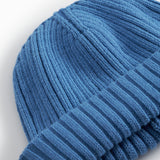 Blå ribstrikket hue til barn