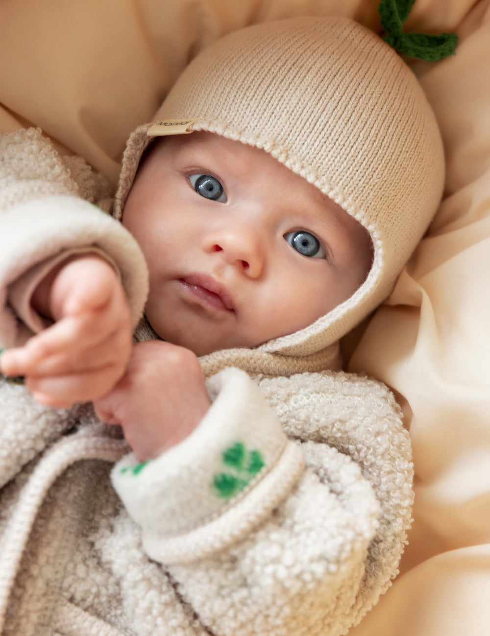 Baby i vinter heldragt med matchende strikket hue