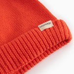 Rød strikhue med grønt blad til baby og børn