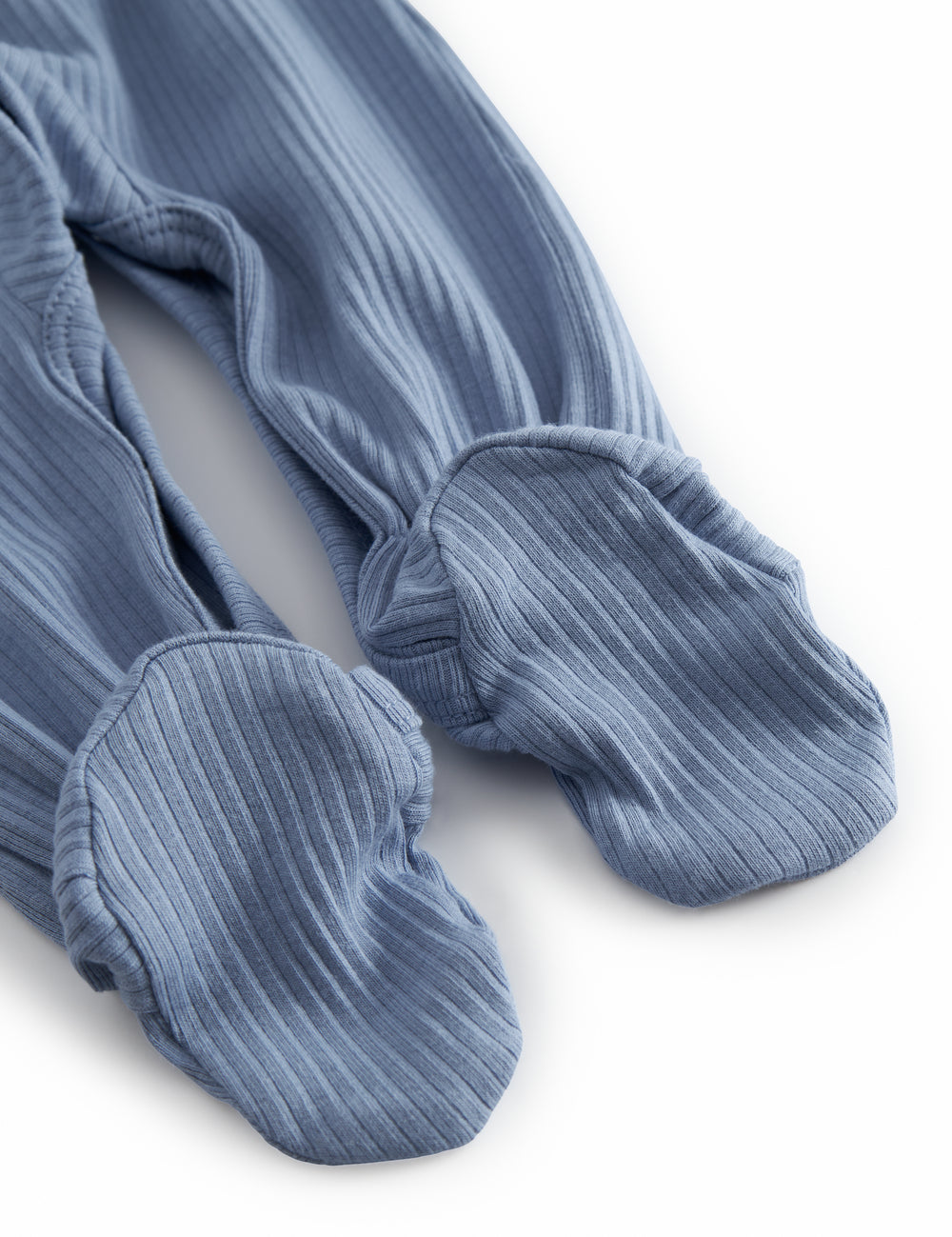 Lyseblå langærmet baby heldragt med fødder og knapper