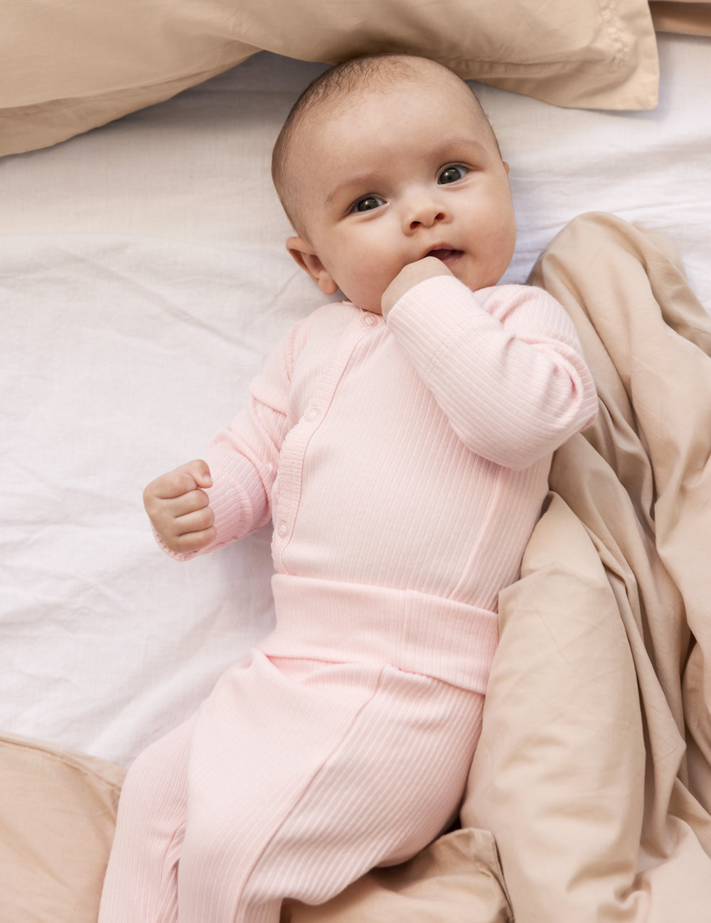 Baby iført Lyserøde modal babybukser og t-shirt