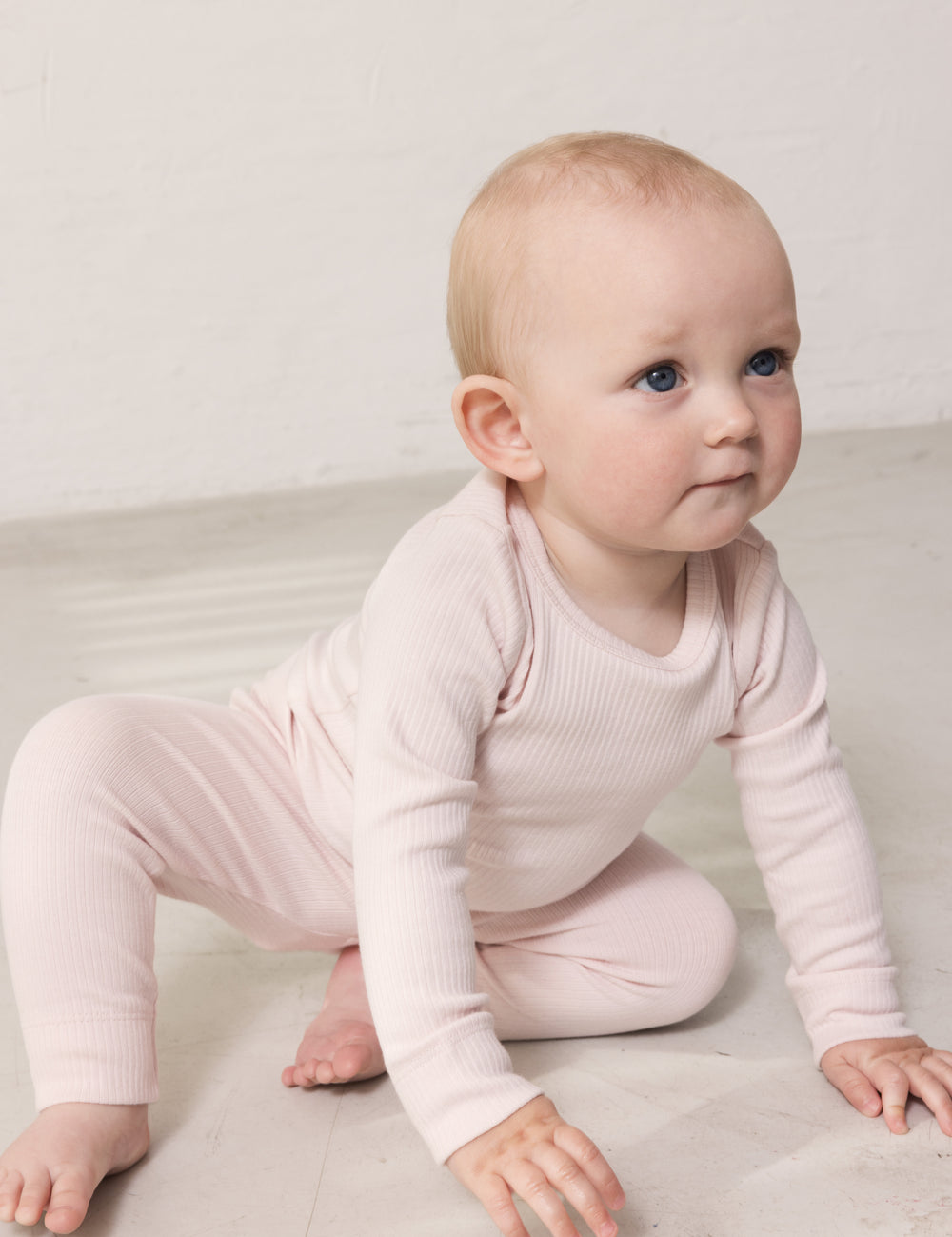 Baby iført Lyserøde modal babybukser og t-shirt