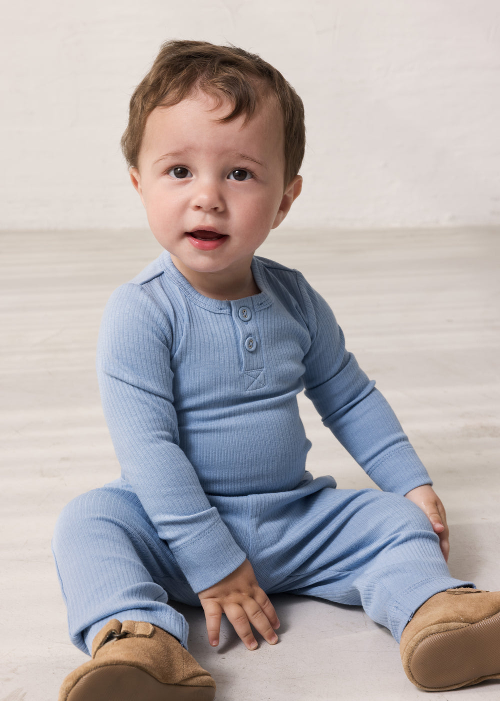 Baby iført Lyseblå langærmet  bodystocking med stolpe knaplukning og matchende bukser