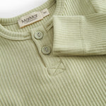 Lysegrøn langærmet baby bodystocking med stolpe knaplukning