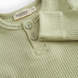 Lysegrøn langærmet baby bodystocking med stolpe knaplukning