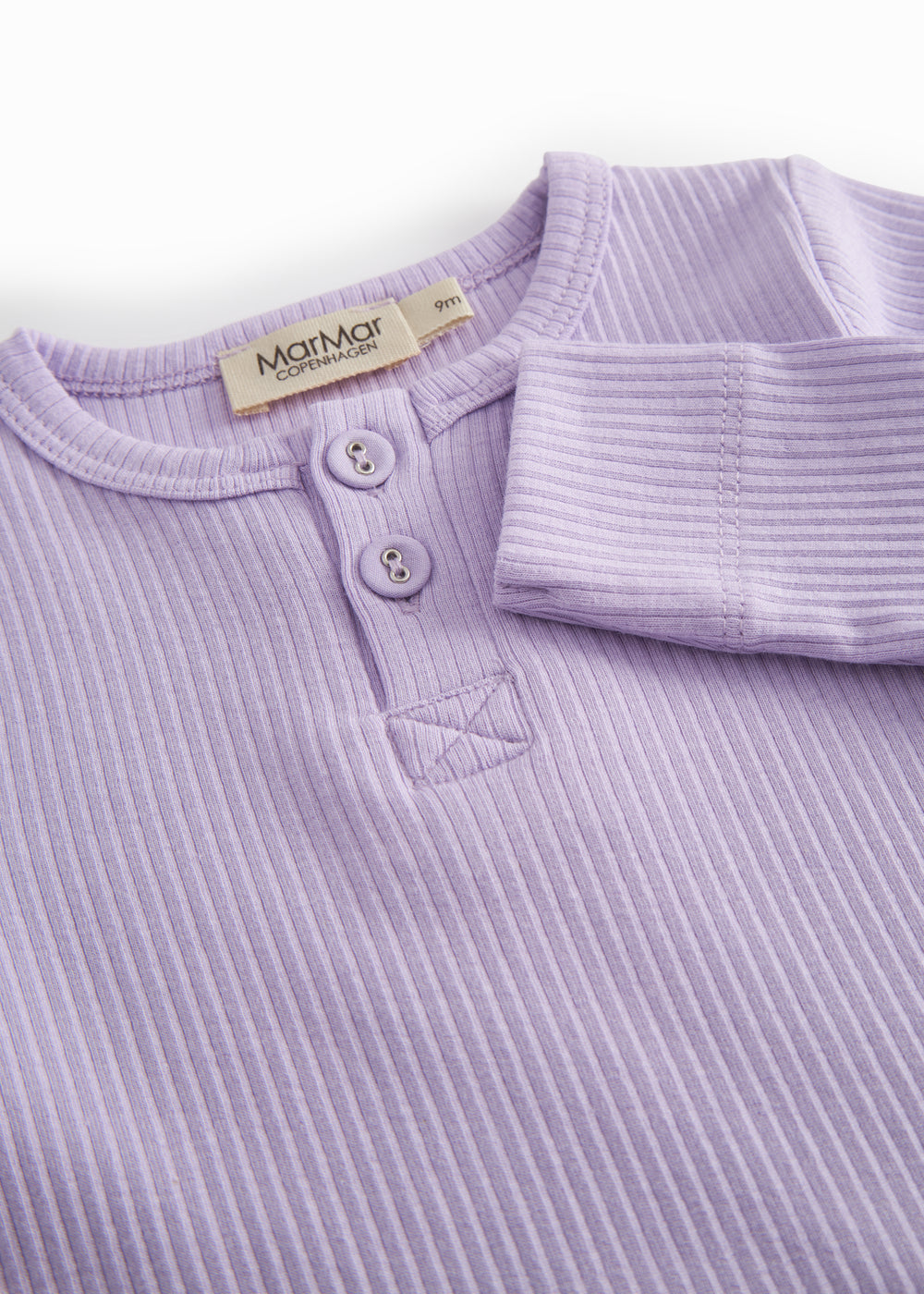 Langærmet baby modal bodystocking med stolpe knaplukning i lilla nuance
