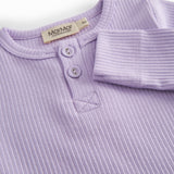 Langærmet baby modal bodystocking med stolpe knaplukning i lilla nuance