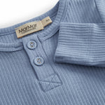 Lyseblå langærmet baby bodystocking med stolpe knaplukning