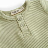 Lyserød kortærmet baby bodystocking med stolpe knaplukning