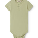 Lyserød kortærmet baby bodystocking med stolpe knaplukning