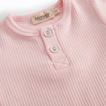 Lyserød kortærmet baby bodystocking med stolpe knaplukning