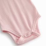 Lyserød kortærmet baby bodystocking med stolpe knaplukning