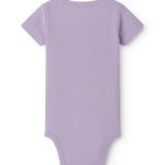 Kortærmet baby modal bodystocking med stolpe knaplukning i lilla nuance