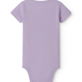 Kortærmet baby modal bodystocking med stolpe knaplukning i lilla nuance