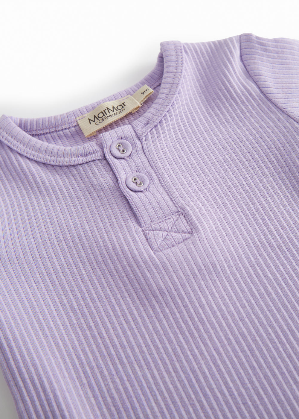 Kortærmet baby modal bodystocking med stolpe knaplukning i lilla nuance